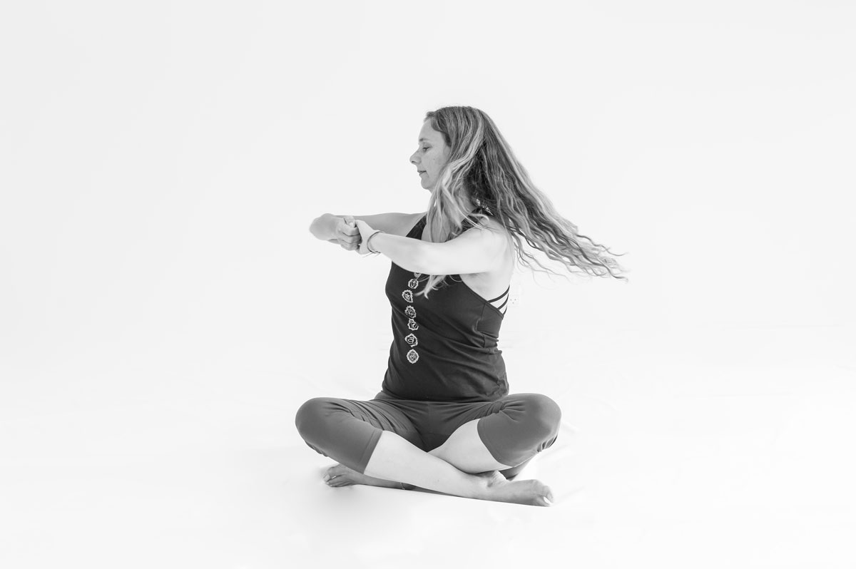 Flyvende hår. Hormon yoga hos Indre ro. Øvelsen stimmulerer nyrer og rygsøjle.