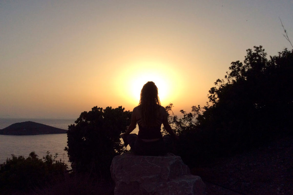 Yogarejse til Grækenland - meditation ved solnedgang