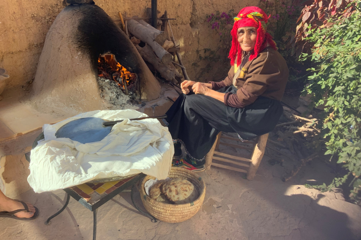 Dame bager brød Marokko