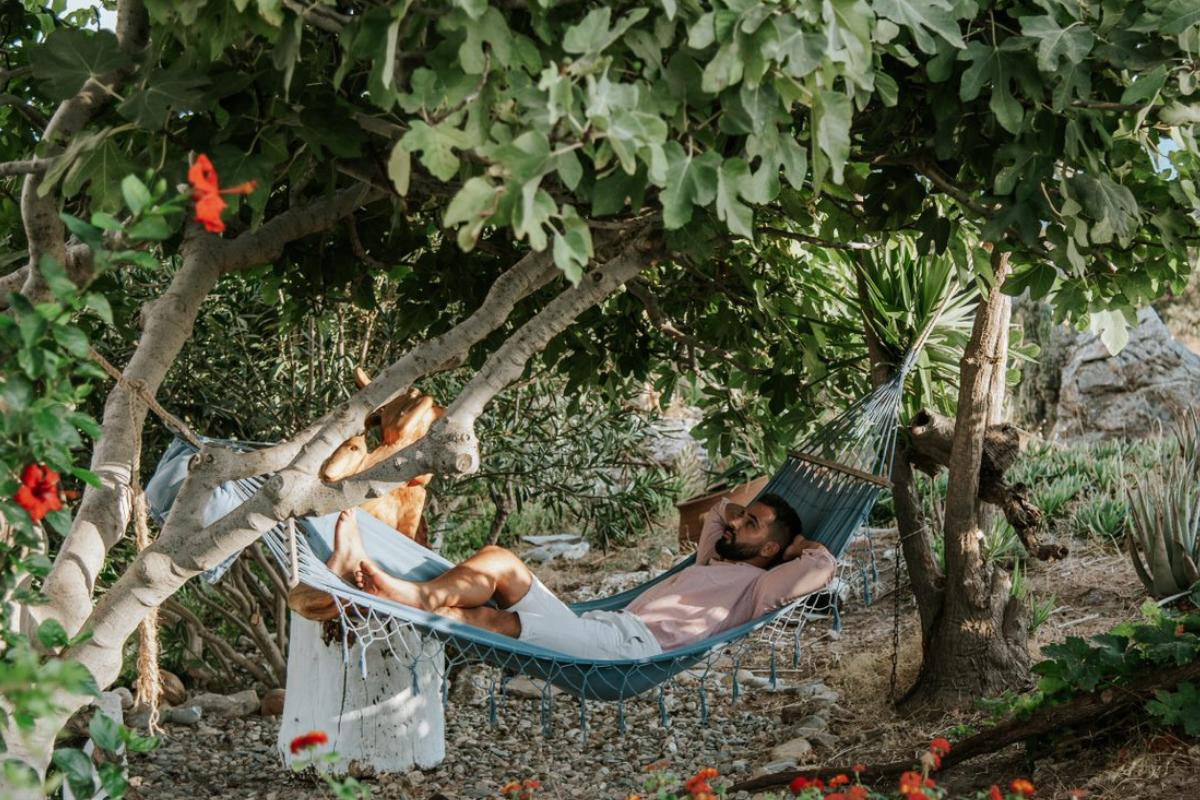 Afslapning i hængekøje på Kreta - Yogarejse