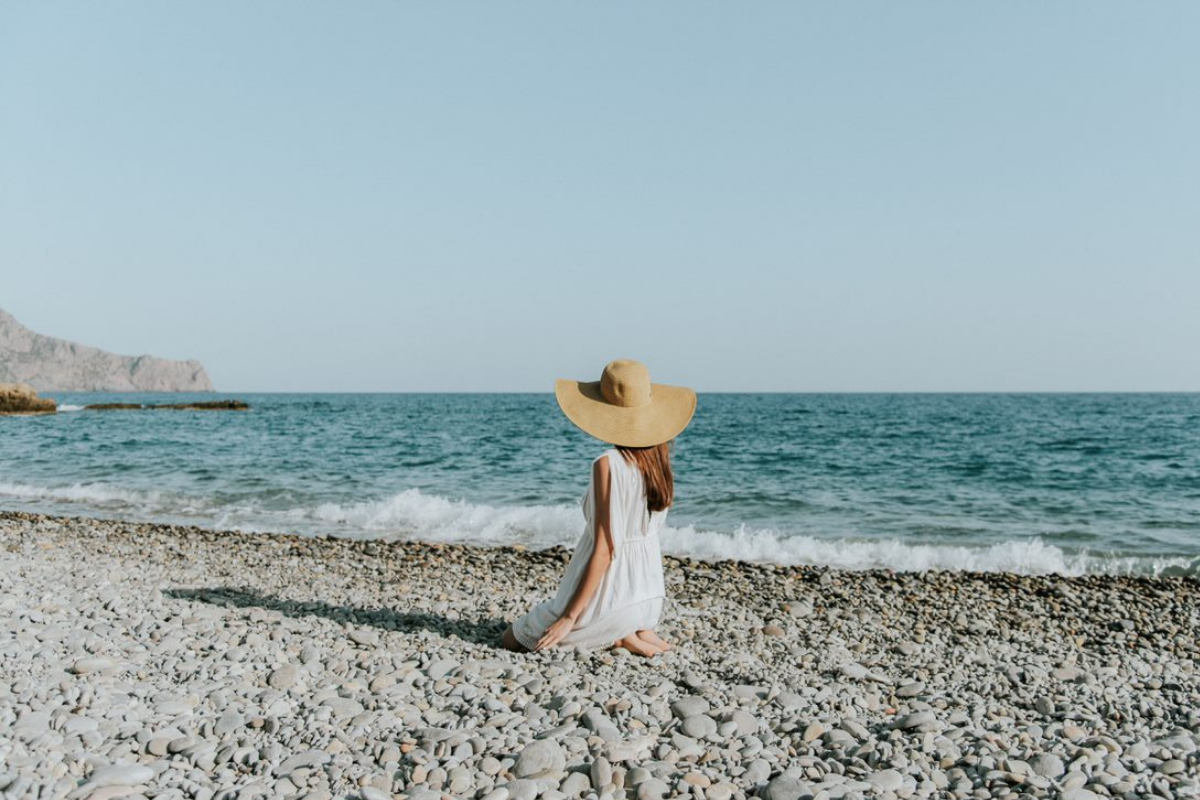 Fordybelse på stranden - yogarejse Kreta